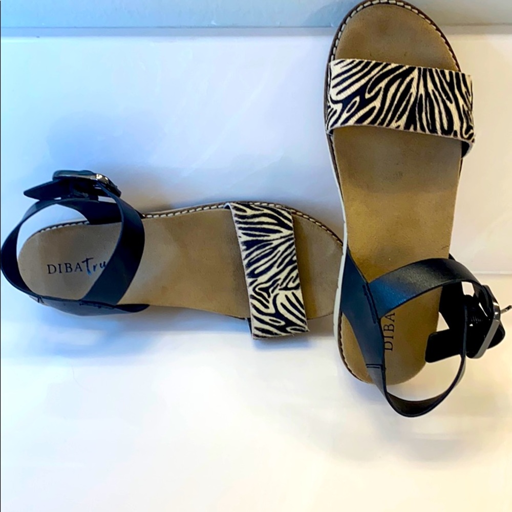 DibaTrue cheetah print sandals